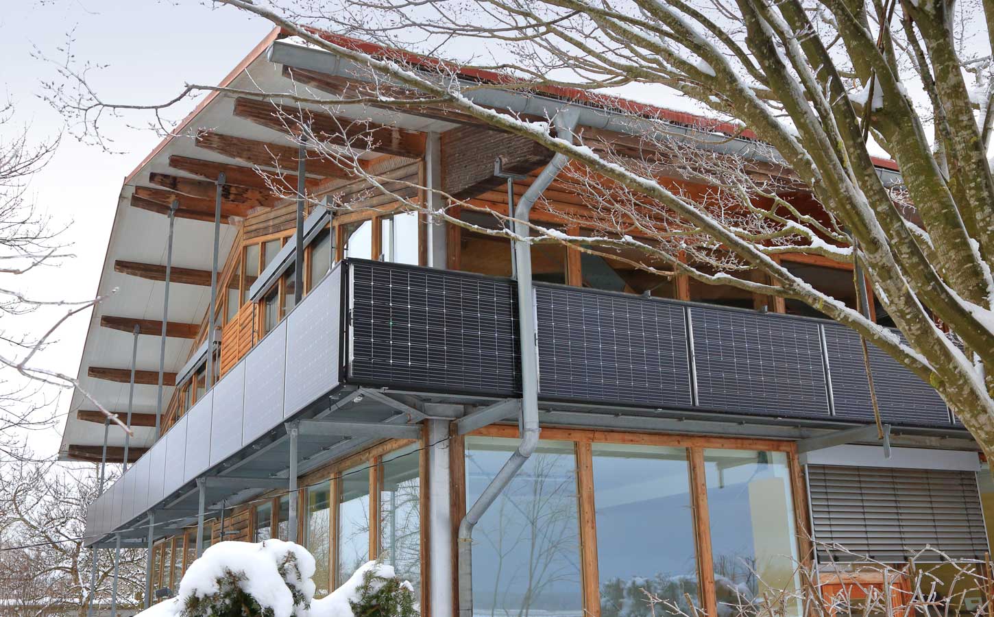 Moonich GmbH - Solaranlage an Balkon und Dach